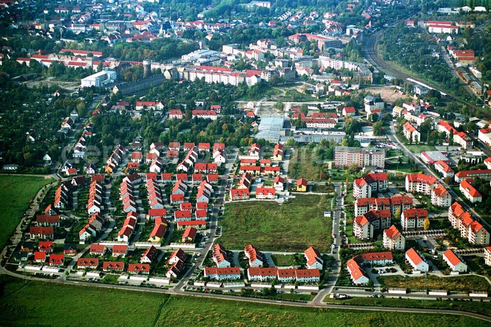 Markranstädt / Sachsen from the bird's eye view: Wohnpark Markranstädt etwa 10 km südwestlich von Leipzig, am Westufer des Kulkwitzer Sees, die Stadt liegt nahe der Autobahn A9, Reihen- und Doppelhäusern mit vielen Grünanlagen, HVB Immobilien AG 04103 Leipzig