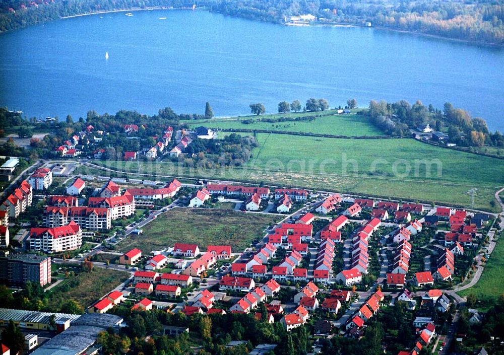 Aerial image Markranstädt / Sachsen - Wohnpark Markranstädt etwa 10 km südwestlich von Leipzig, am Westufer des Kulkwitzer Sees, die Stadt liegt nahe der Autobahn A9, Reihen- und Doppelhäusern mit vielen Grünanlagen, HVB Immobilien AG 04103 Leipzig