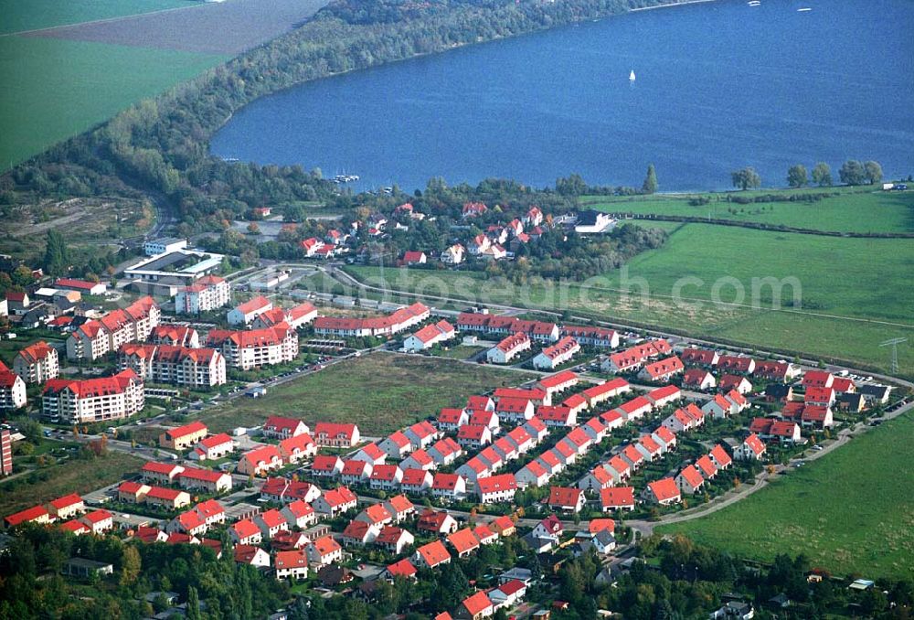 Aerial photograph Markranstädt / Sachsen - Wohnpark Markranstädt etwa 10 km südwestlich von Leipzig, am Westufer des Kulkwitzer Sees, die Stadt liegt nahe der Autobahn A9, Reihen- und Doppelhäusern mit vielen Grünanlagen, HVB Immobilien AG 04103 Leipzig