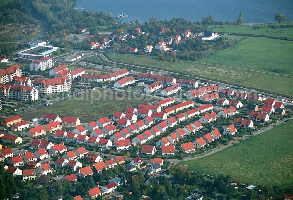 Markranstädt / Sachsen from above - Wohnpark Markranstädt etwa 10 km südwestlich von Leipzig, am Westufer des Kulkwitzer Sees, die Stadt liegt nahe der Autobahn A9, Reihen- und Doppelhäusern mit vielen Grünanlagen, HVB Immobilien AG 04103 Leipzig