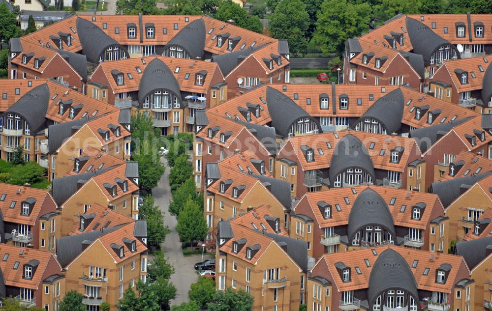 Nauen from the bird's eye view: Blick auf den Wohnpark Nauen an der Hamburger Straße in Nauen. Die Hanseatica Unternehmens Consulting GmbH trat beim Bau der 474 Wohnungen als Bauträger auf. View of the Residental Park Nauen at the Hamburger Strasse in Nauen. Property developer of the 474 apartments was the company Hanseatica Unternehmens Consulting GmbH.