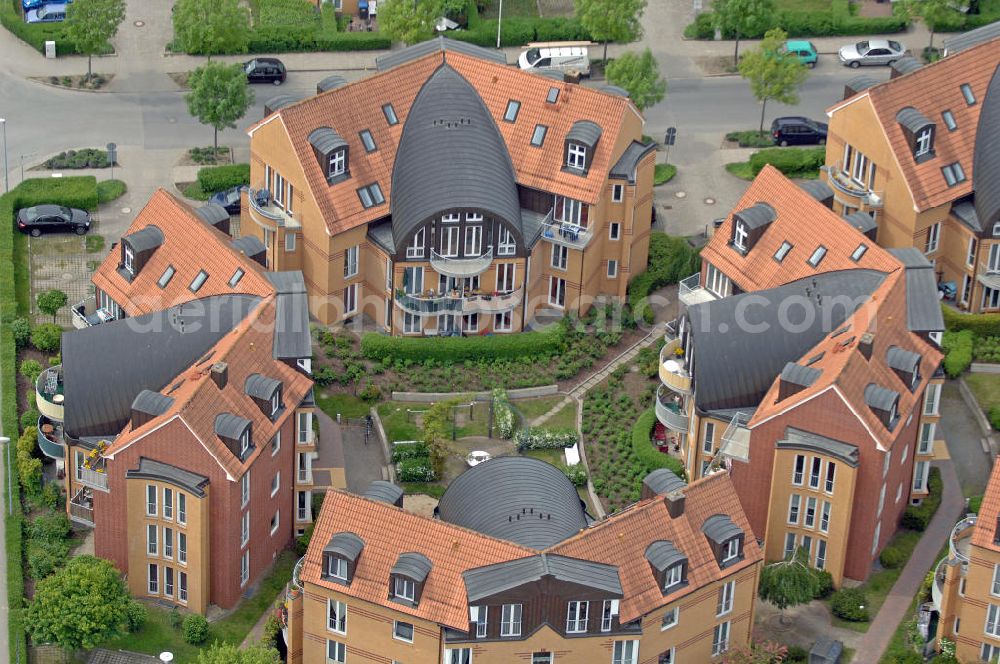 Aerial photograph Nauen - Blick auf den Wohnpark Nauen an der Hamburger Straße in Nauen. Die Hanseatica Unternehmens Consulting GmbH trat beim Bau der 474 Wohnungen als Bauträger auf. View of the Residental Park Nauen at the Hamburger Strasse in Nauen. Property developer of the 474 apartments was the company Hanseatica Unternehmens Consulting GmbH.