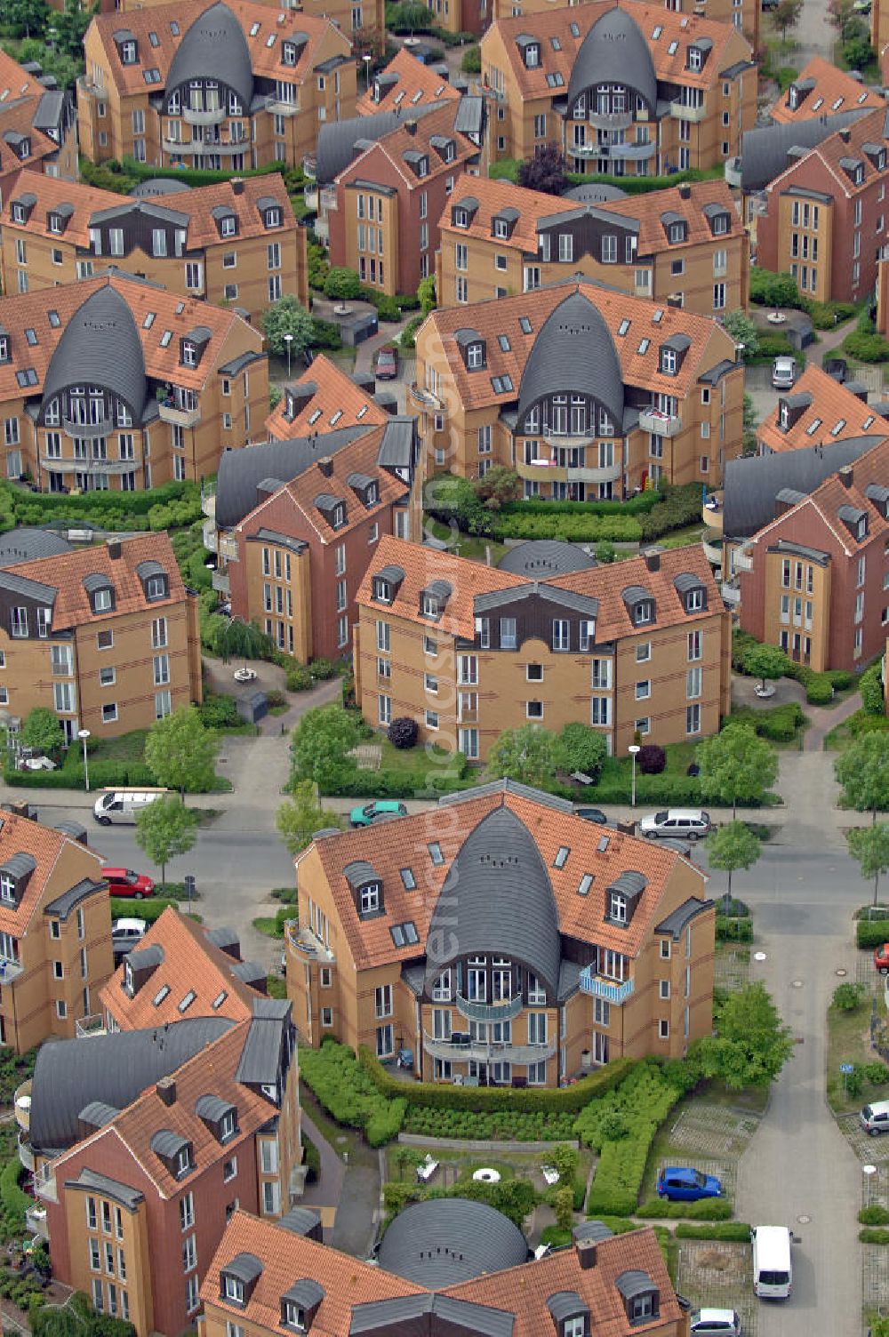 Nauen from above - Blick auf den Wohnpark Nauen an der Hamburger Straße in Nauen. Die Hanseatica Unternehmens Consulting GmbH trat beim Bau der 474 Wohnungen als Bauträger auf. View of the Residental Park Nauen at the Hamburger Strasse in Nauen. Property developer of the 474 apartments was the company Hanseatica Unternehmens Consulting GmbH.