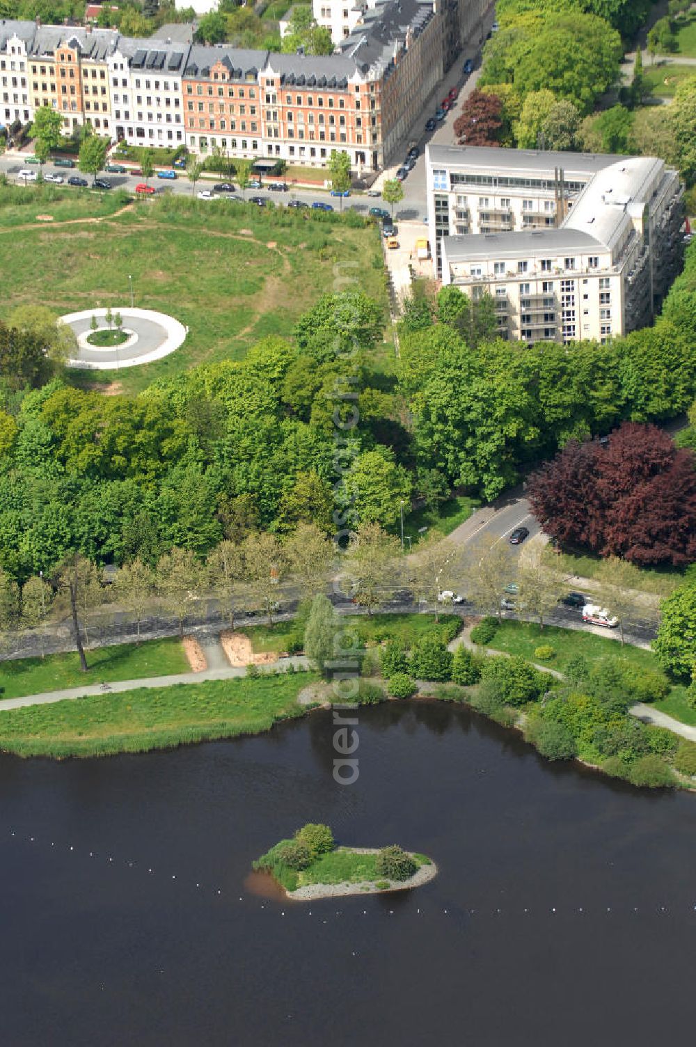 Chemnitz from the bird's eye view: Blick auf das Wohngebiet an der Salzstraße / Abteiweg in 09113 Chemnitz. Der Wohnpark Am Schloßteich ist ein Entwicklungegebiet der HVB Immobilien AG in Sachsen. View of the residential area at the Salt Road / Abteiweg in 09113 Chemnitz. The residential park At Castle Lake is a developing area of the lung HVB Immobilien AG in Saxony.