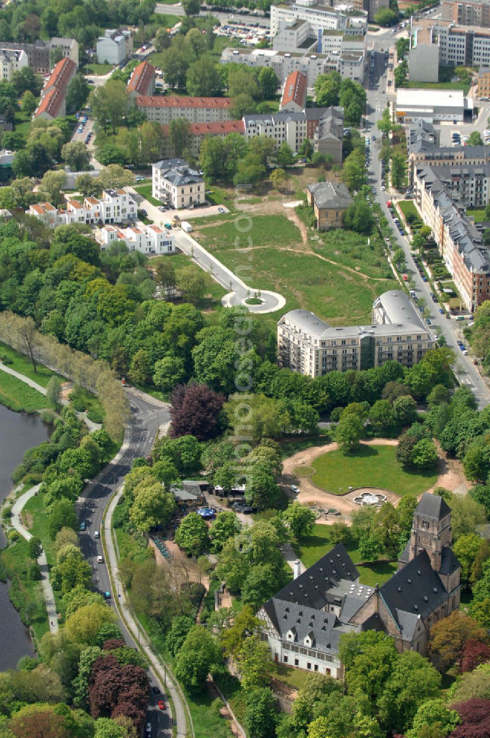 Chemnitz from the bird's eye view: Blick auf das Wohngebiet an der Salzstraße / Abteiweg in 09113 Chemnitz. Der Wohnpark Am Schloßteich ist ein Entwicklungegebiet der HVB Immobilien AG in Sachsen. View of the residential area at the Salt Road / Abteiweg in 09113 Chemnitz. The residential park At Castle Lake is a developing area of the lung HVB Immobilien AG in Saxony.