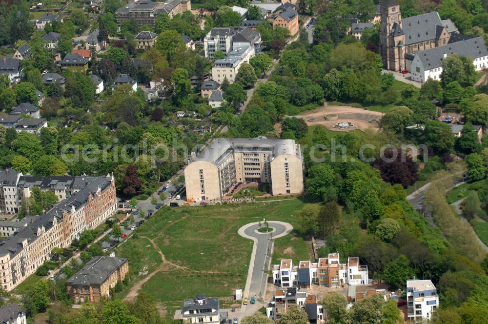 Chemnitz from the bird's eye view: Blick auf das Wohngebiet an der Salzstraße / Abteiweg in 09113 Chemnitz. Der Wohnpark Am Schloßteich ist ein Entwicklungegebiet der HVB Immobilien AG in Sachsen. View of the residential area at the Salt Road / Abteiweg in 09113 Chemnitz. The residential park At Castle Lake is a developing area of the lung HVB Immobilien AG in Saxony.