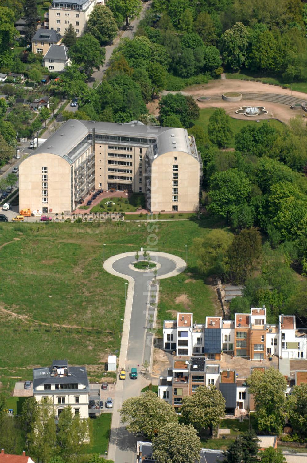 Aerial photograph Chemnitz - Blick auf das Wohngebiet an der Salzstraße / Abteiweg in 09113 Chemnitz. Der Wohnpark Am Schloßteich ist ein Entwicklungegebiet der HVB Immobilien AG in Sachsen. View of the residential area at the Salt Road / Abteiweg in 09113 Chemnitz. The residential park At Castle Lake is a developing area of the lung HVB Immobilien AG in Saxony.