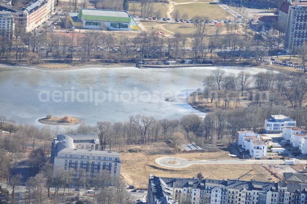 Chemnitz from the bird's eye view: Blick auf das Wohngebiet an der Salzstraße / Abteiweg in 09113 Chemnitz. Der Wohnpark Am Schloßteich ist ein Entwicklungegebiet der HVB Immobilien AG in Sachsen. View of the residential area at the Salt Road / Abteiweg in 09113 Chemnitz. The residential park At Castle Lake is a developing area of the lung HVB Immobilien AG in Saxony.