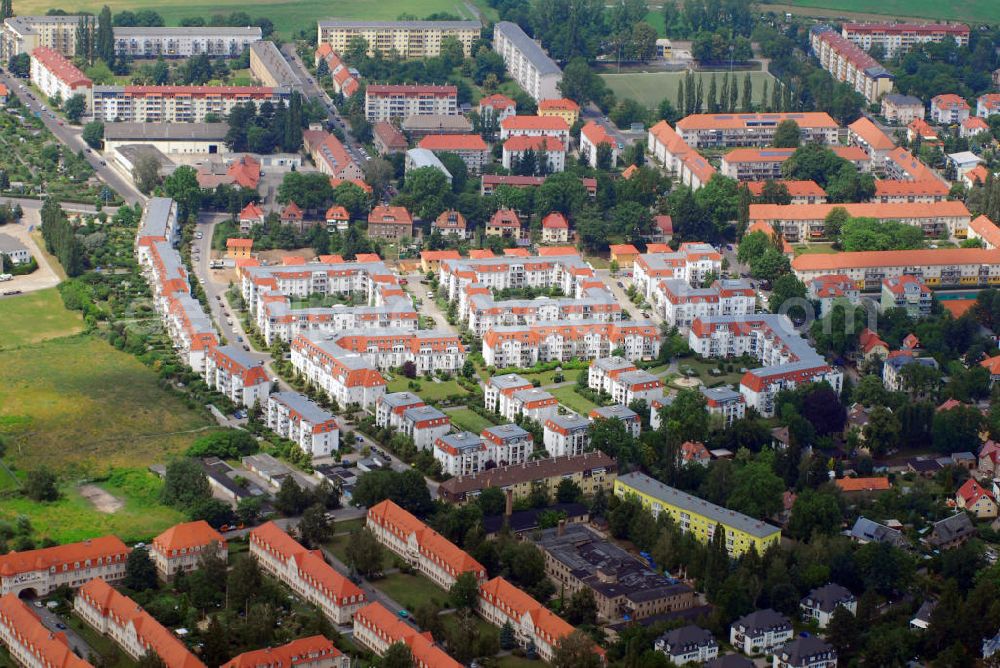 Dresden from above - Blick auf den Wohnpark Solitude im Ortsteil Laubegast in Dresden. Der Wohnpark wurde zwischen 1992-1995 vom Bauherr und Investor Senator h.c. Rudi Häussler erbaut. Hibiskus, Gerbera, Magnolie – die Namen einiger Gebäude erinnern noch an die ehemalige Dresdner Gärtnerei, deren 83.000 qm großes Grundstück Senator h.c. Rudi Häussler direkt nach der Wende erwarb, um darauf als einer der ersten Investoren aus den alten Bundesländern die modernste zusammenhängende Wohnanlage Sachsen zu errichten. Heute ist der Wohnpark Solitude mit seinen abwechslungsreich gestalteten Geschossbauten, Reihen- und Doppelhäusern, Läden, Praxen und Büros (772 Eigentumswohnungen, ca. 2.300 qm Büros und Ladenflächen) eine lebenswerte kleine Stadt in der Stadt, deren Bewohner nur ein kurzer Spaziergang von den Reizen des Dresdner Elbtals trennt. Kontakt: Häussler Solitude-Wohnpark Gmbh, Vaihinger Str. 149 a, 70567 Stuttgart, Tel.: (0711) 7833-0, E-Mail: info@haeussler.com,