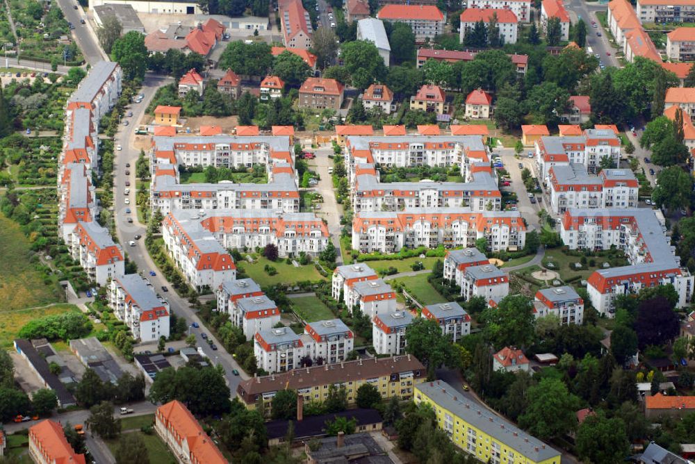 Dresden from the bird's eye view: Blick auf den Wohnpark Solitude im Ortsteil Laubegast in Dresden. Der Wohnpark wurde zwischen 1992-1995 vom Bauherr und Investor Senator h.c. Rudi Häussler erbaut. Hibiskus, Gerbera, Magnolie – die Namen einiger Gebäude erinnern noch an die ehemalige Dresdner Gärtnerei, deren 83.000 qm großes Grundstück Senator h.c. Rudi Häussler direkt nach der Wende erwarb, um darauf als einer der ersten Investoren aus den alten Bundesländern die modernste zusammenhängende Wohnanlage Sachsen zu errichten. Heute ist der Wohnpark Solitude mit seinen abwechslungsreich gestalteten Geschossbauten, Reihen- und Doppelhäusern, Läden, Praxen und Büros (772 Eigentumswohnungen, ca. 2.300 qm Büros und Ladenflächen) eine lebenswerte kleine Stadt in der Stadt, deren Bewohner nur ein kurzer Spaziergang von den Reizen des Dresdner Elbtals trennt. Kontakt: Häussler Solitude-Wohnpark Gmbh, Vaihinger Str. 149 a, 70567 Stuttgart, Tel.: (0711) 7833-0, E-Mail: info@haeussler.com,