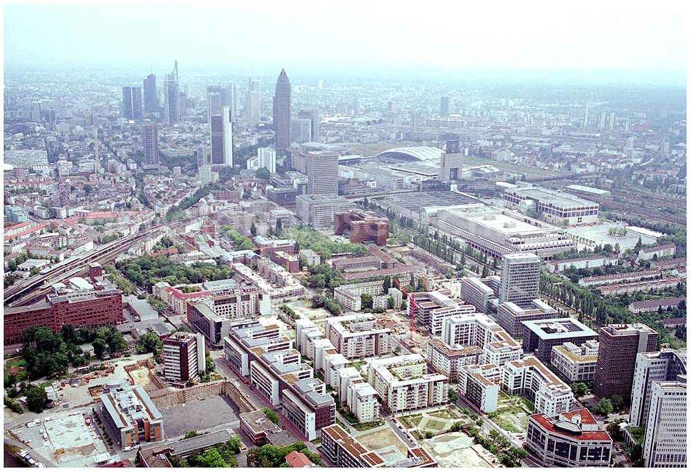 Frankfurt from the bird's eye view: 25.07.2004 Blick auf den Wohnpark der HVB- Immobilien Ag an der Theodor-Heuss-Allee in Frankfurt (Hessen).