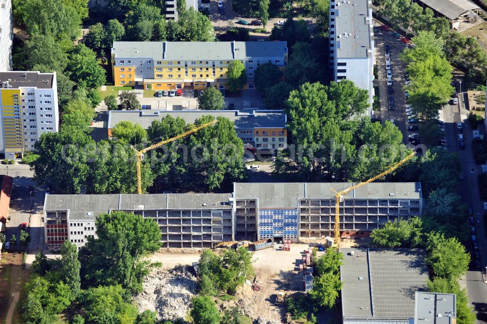 Berlin Lichtenberg from above - Baustelle des Wohnbauprojektes Eigentümergemeinschaft Elfriede-Tygör-Straße 1-3. Durch den Umbau einer ehemaligen Schule entstehen hier 52 Wohneinheiten. Building site of the residential construction project of the community association Elfriede-Tygör-Strasse 1-3. Ein Projekt der Saxum Berlin GmbH