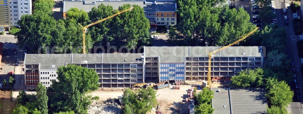 Berlin Lichtenberg from the bird's eye view: Baustelle des Wohnbauprojektes Eigentümergemeinschaft Elfriede-Tygör-Straße 1-3. Durch den Umbau einer ehemaligen Schule entstehen hier 52 Wohneinheiten. Building site of the residential construction project of the community association Elfriede-Tygör-Strasse 1-3. Ein Projekt der Saxum Berlin GmbH