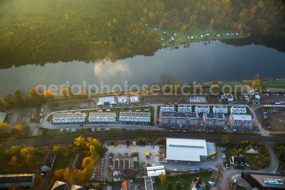 Kettwig from the bird's eye view: Residential quarter Wohnen am Ruhrbogen in the South of Kettwig in the state of North Rhine-Westphalia. The autumnal area is located on Promenadenweg and Gueterstrasse