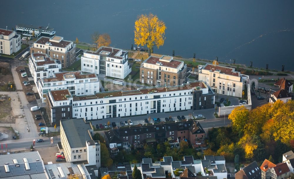 Kettwig from the bird's eye view: Residential quarter Wohnen am Ruhrbogen in the South of Kettwig in the state of North Rhine-Westphalia. The autumnal area is located on Promenadenweg and Gueterstrasse