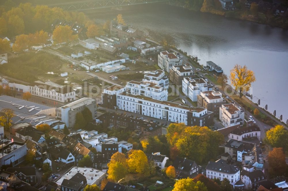 Aerial photograph Essen - Residential quarter Wohnen am Ruhrbogen in the South of Kettwig in the state of North Rhine-Westphalia. The autumnal area is located on Promenadenweg and Gueterstrasse