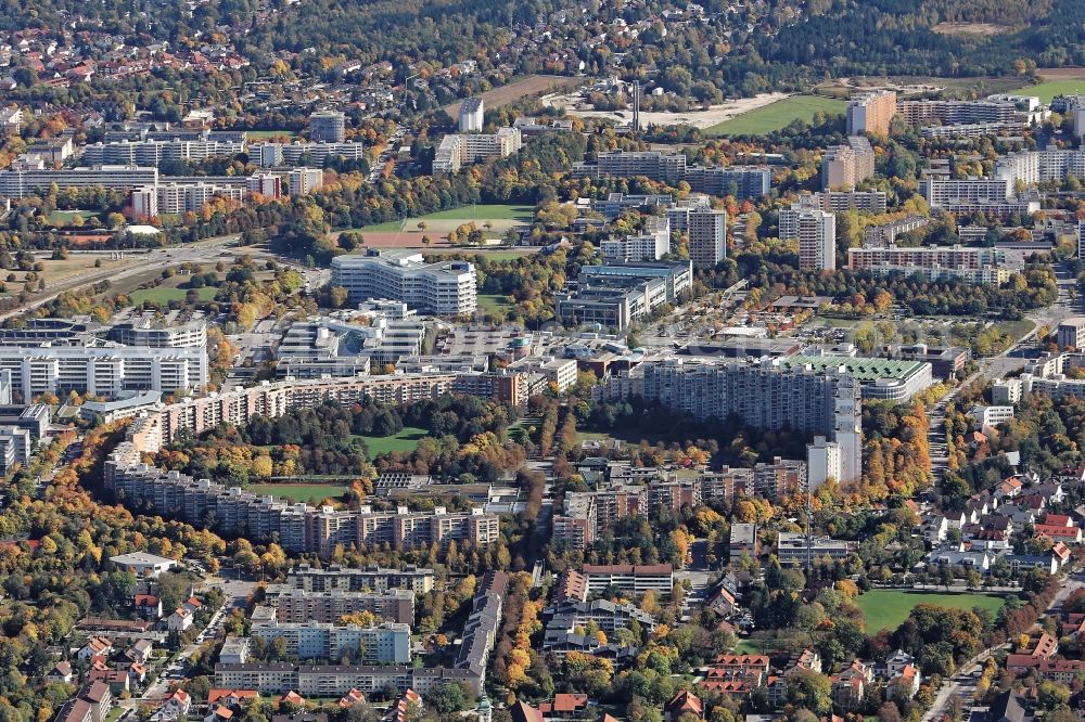 München from the bird's eye view: Annular multi-family house settlement in Munich Neuperlach in the state Bavaria. The so-called living ring surrounds the Theodor-Heuss-Platz and was designed by architects Bernt Lauter and Manfred Zimmer