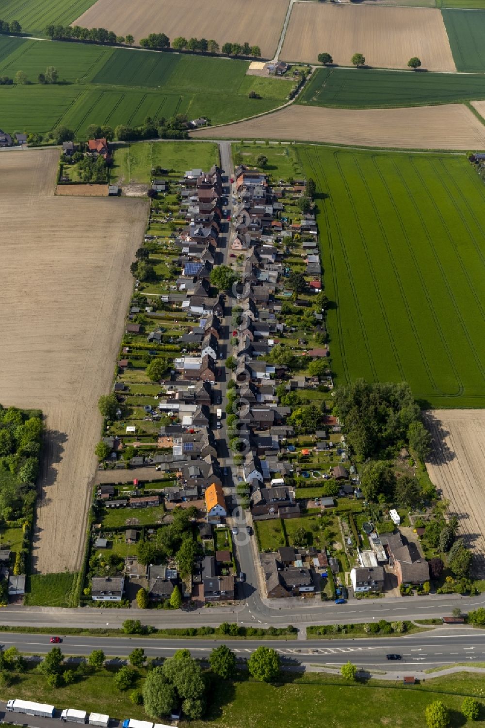 Aerial image Werne - Residential area at the Brachtstrasse outside of Werne in the state North Rhine-Westphalia