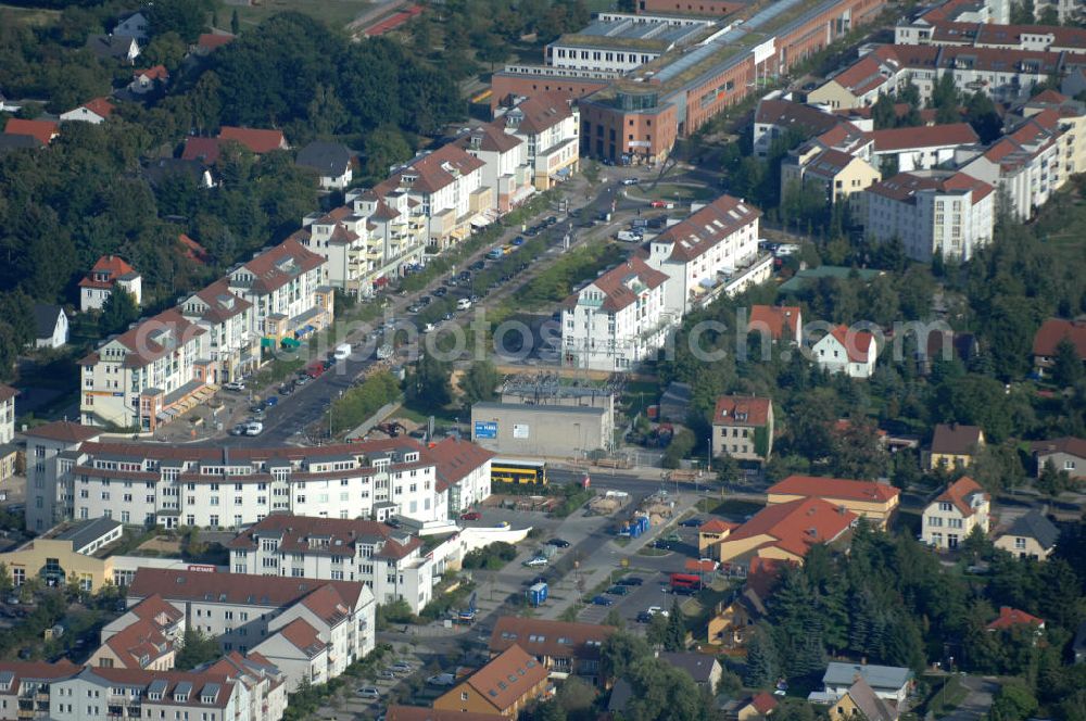 Aerial image Berlin - Blick auf Mehrfamilienhäuser zwischen Schönerlinder Weg, der Autobahn A10 / E65, Karestraße und der Bucher Chaussee in Berlin-Karow-Nord.