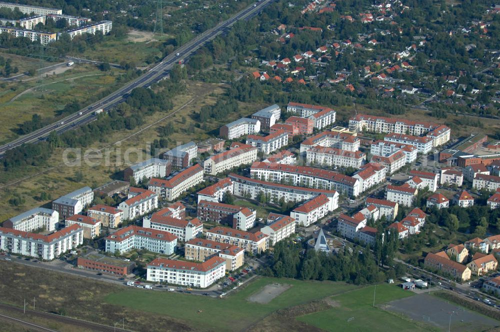 Berlin from above - Blick auf Mehrfamilienhäuser zwischen Schönerlinder Weg, der Autobahn A10 / E65, Karestraße und der Bucher Chaussee in Berlin-Karow-Nord.