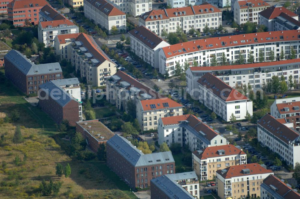 Berlin from the bird's eye view: Blick auf Mehrfamilienhäuser zwischen Schönerlinder Weg, der Autobahn A10 / E65, Karestraße und der Bucher Chaussee in Berlin-Karow-Nord.