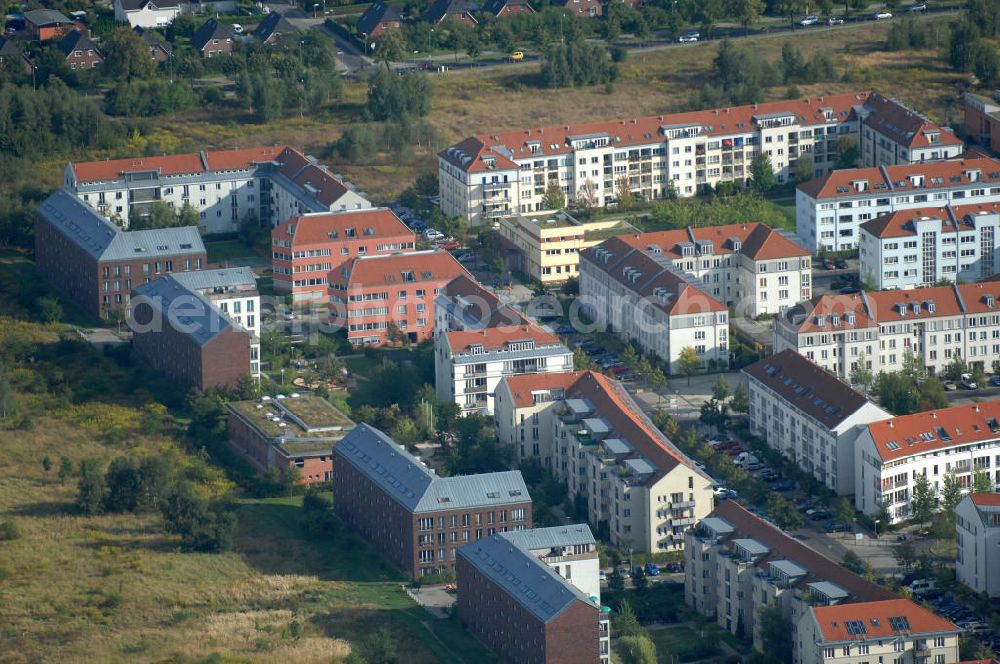 Aerial image Berlin - Blick auf Mehrfamilienhäuser zwischen Schönerlinder Weg, der Autobahn A10 / E65, Karestraße und der Bucher Chaussee in Berlin-Karow-Nord.