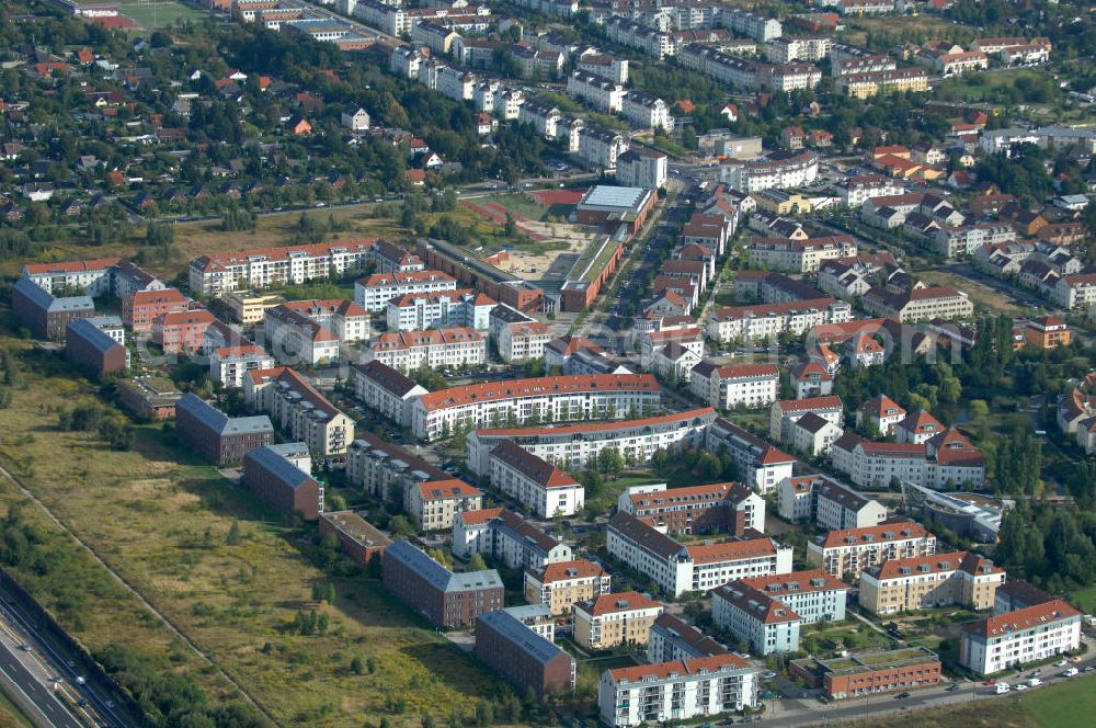 Aerial photograph Berlin - Blick auf Mehrfamilienhäuser zwischen Schönerlinder Weg, der Autobahn A10 / E65, Karestraße und der Bucher Chaussee in Berlin-Karow-Nord.