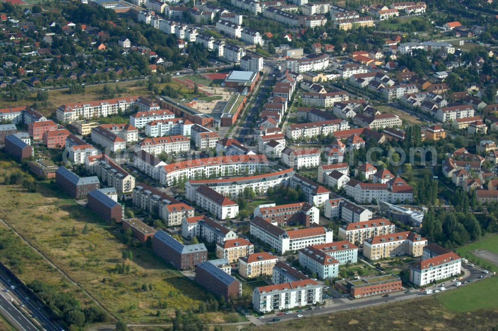 Berlin from above - Blick auf Mehrfamilienhäuser zwischen Schönerlinder Weg, der Autobahn A10 / E65, Karestraße und der Bucher Chaussee in Berlin-Karow-Nord.