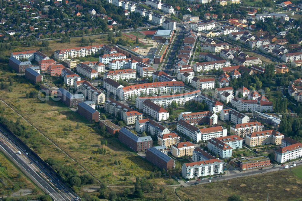 Berlin from the bird's eye view: Blick auf Mehrfamilienhäuser zwischen Schönerlinder Weg, der Autobahn A10 / E65, Karestraße und der Bucher Chaussee in Berlin-Karow-Nord.