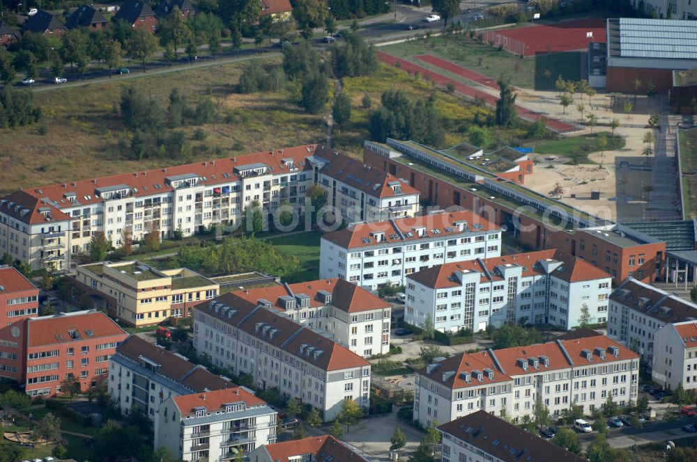 Berlin from above - Blick auf Mehrfamilienhäuser zwischen Schönerlinder Weg, der Autobahn A10 / E65, Karestraße und der Bucher Chaussee in Berlin-Karow-Nord.