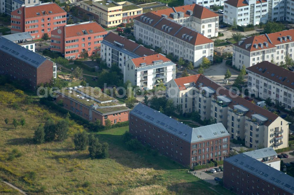 Aerial image Berlin - Blick auf Mehrfamilienhäuser zwischen Schönerlinder Weg, der Autobahn A10 / E65, Karestraße und der Bucher Chaussee in Berlin-Karow-Nord.