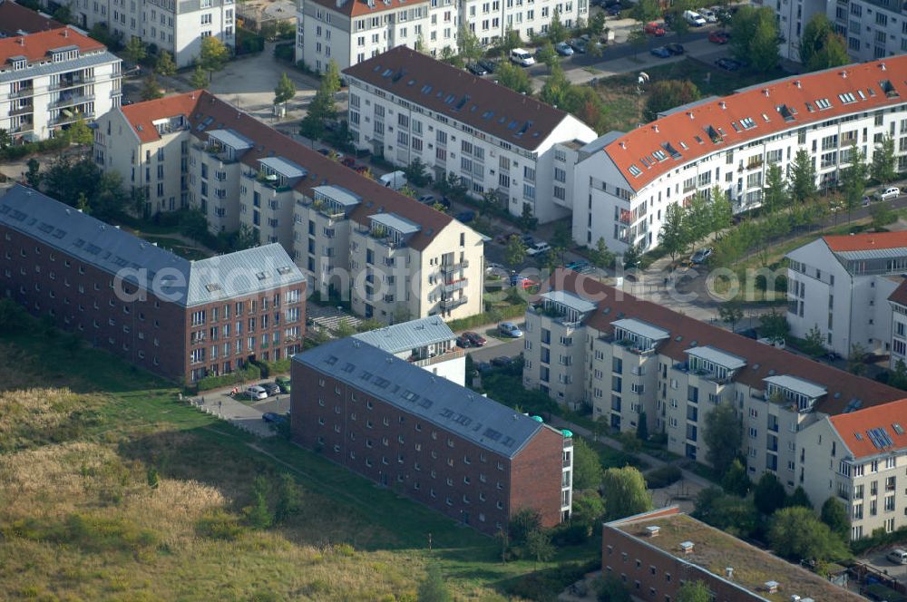 Aerial photograph Berlin - Blick auf Mehrfamilienhäuser zwischen Schönerlinder Weg, der Autobahn A10 / E65, Karestraße und der Bucher Chaussee in Berlin-Karow-Nord.