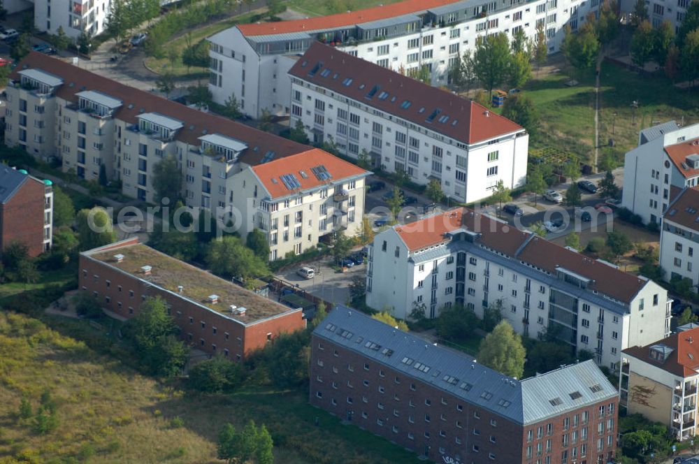 Berlin from above - Blick auf Mehrfamilienhäuser zwischen Schönerlinder Weg, der Autobahn A10 / E65, Karestraße und der Bucher Chaussee in Berlin-Karow-Nord.