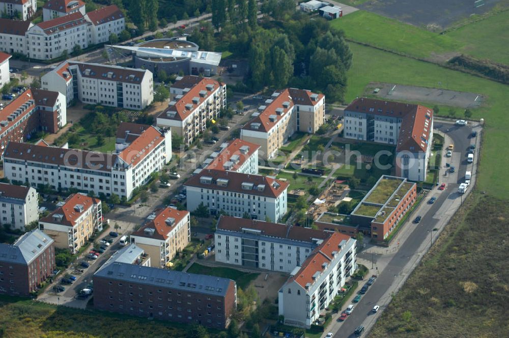 Berlin from the bird's eye view: Blick auf Mehrfamilienhäuser zwischen Schönerlinder Weg, der Autobahn A10 / E65, Karestraße und der Bucher Chaussee in Berlin-Karow-Nord.