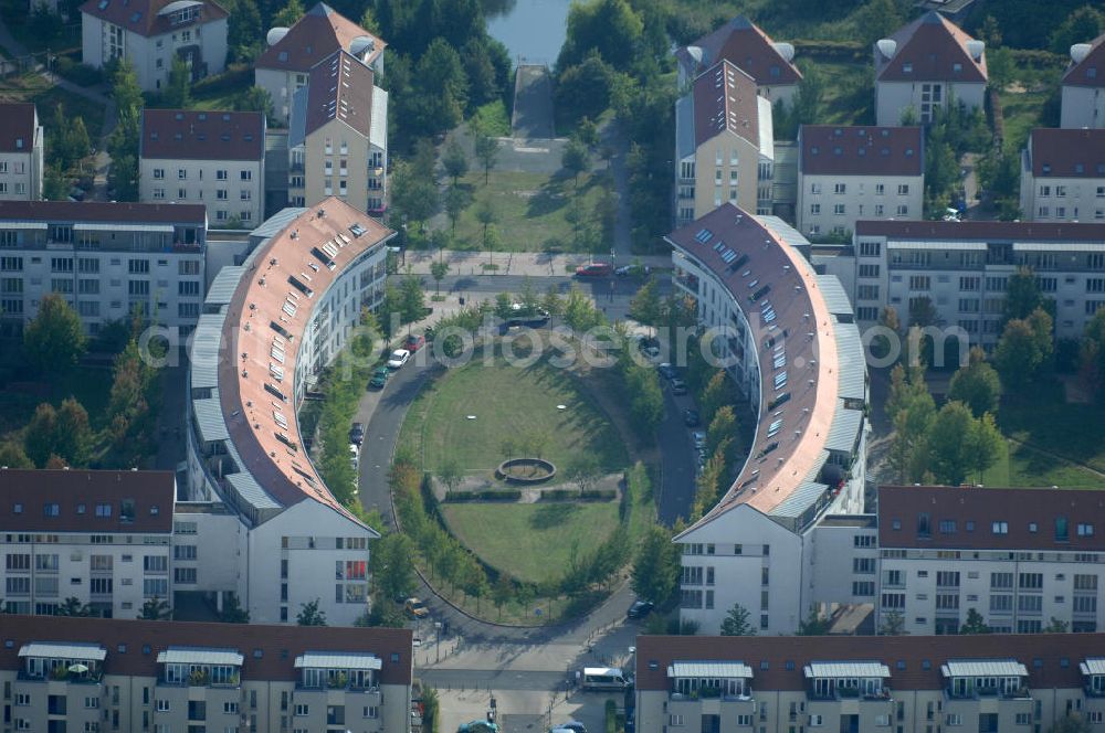 Berlin from the bird's eye view: Blick auf Mehrfamilienhäuser zwischen Schönerlinder Weg, der Autobahn A10 / E65, Karestraße und der Bucher Chaussee in Berlin-Karow-Nord.