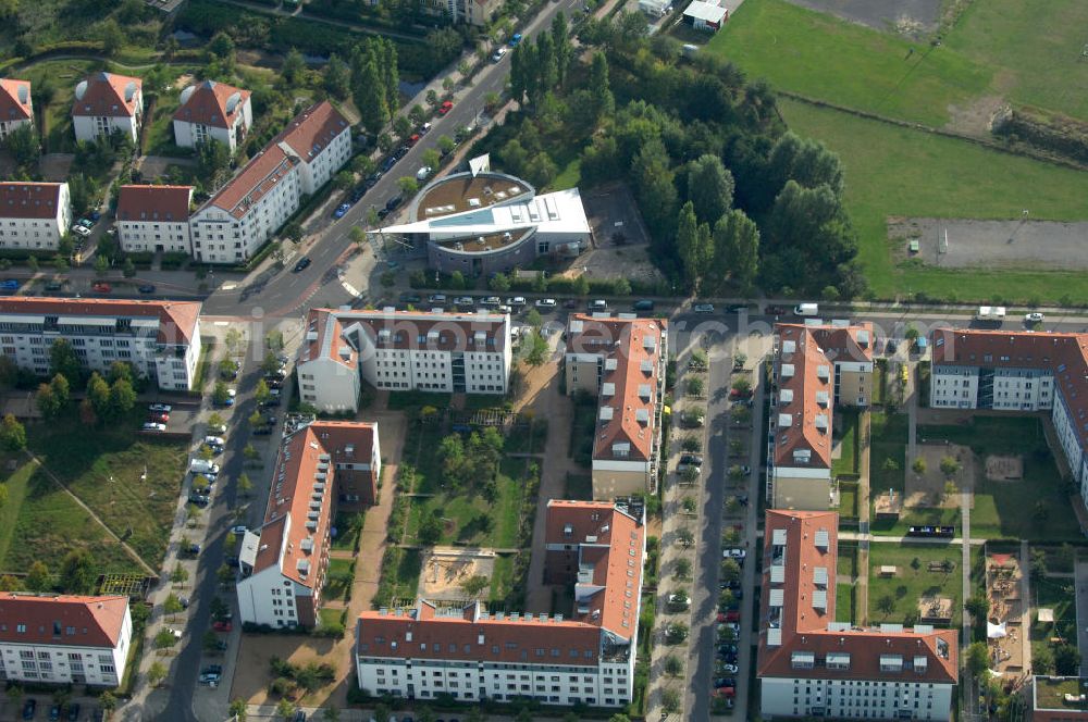 Aerial image Berlin - Blick auf Mehrfamilienhäuser zwischen Schönerlinder Weg, der Autobahn A10 / E65, Karestraße und der Bucher Chaussee in Berlin-Karow-Nord.