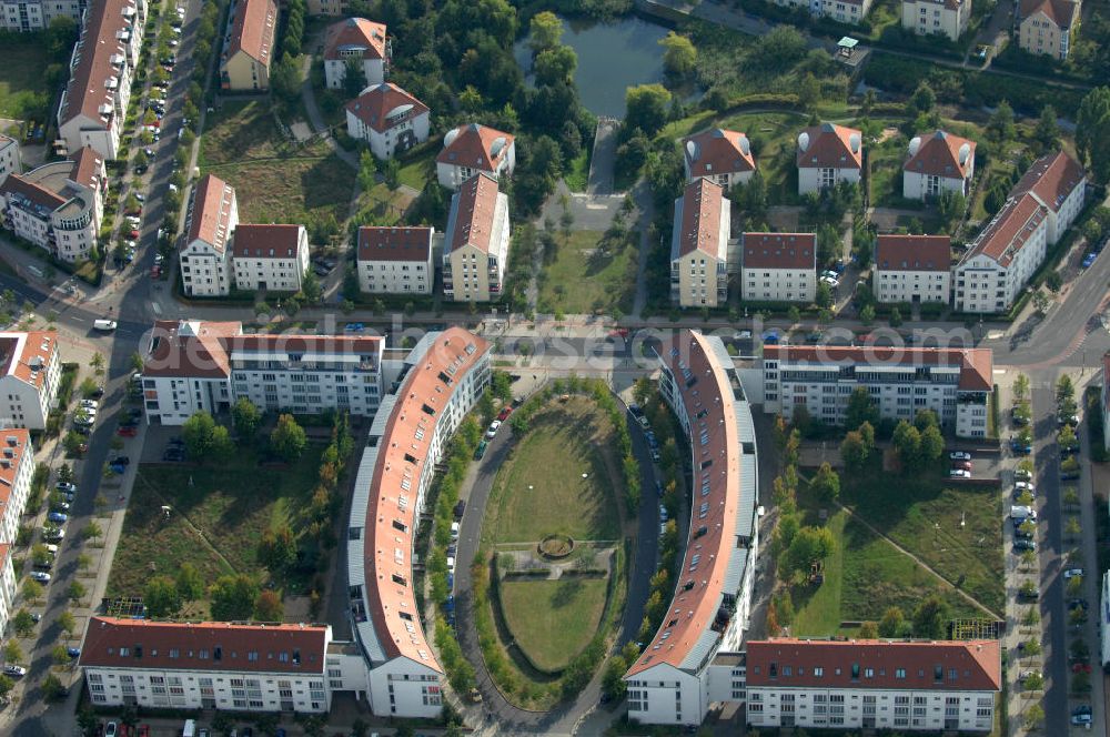 Berlin from above - Blick auf Mehrfamilienhäuser zwischen Schönerlinder Weg, der Autobahn A10 / E65, Karestraße und der Bucher Chaussee in Berlin-Karow-Nord.