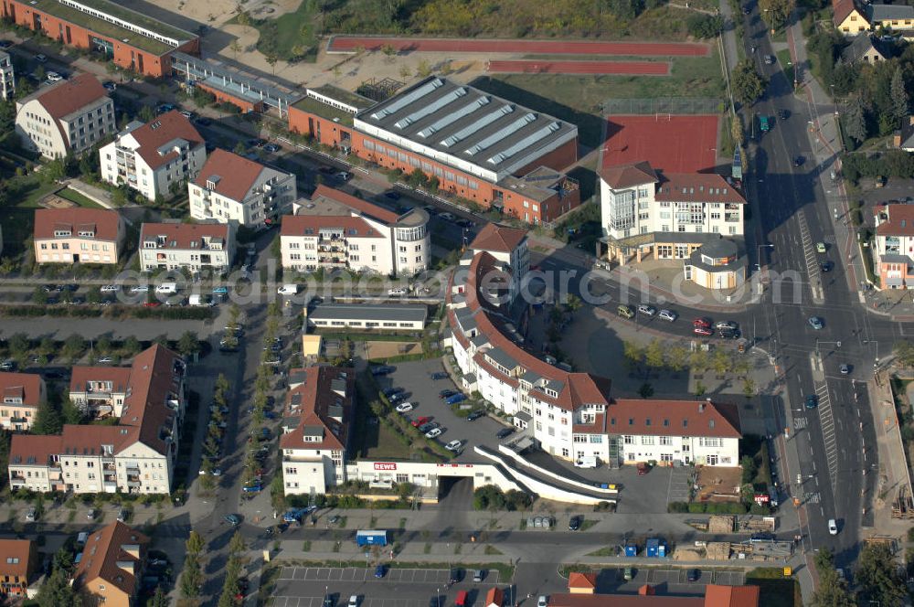 Aerial photograph Berlin - Blick auf Mehrfamilienhäuser zwischen Schönerlinder Weg, der Autobahn A10 / E65, Karestraße und der Bucher Chaussee in Berlin-Karow-Nord.