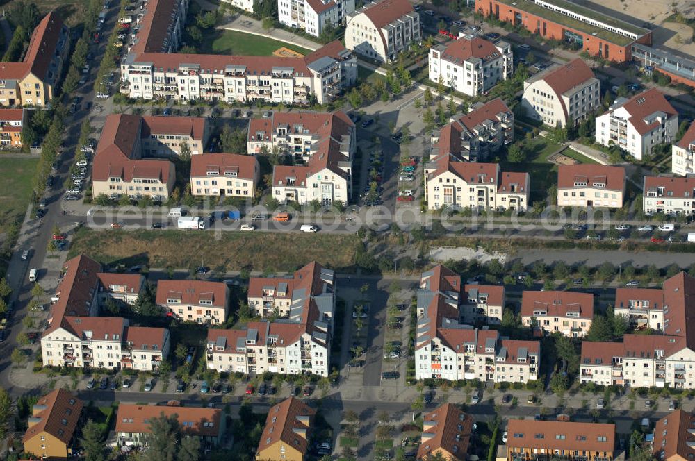 Berlin from the bird's eye view: Blick auf Mehrfamilienhäuser zwischen Schönerlinder Weg, der Autobahn A10 / E65, Karestraße und der Bucher Chaussee in Berlin-Karow-Nord.