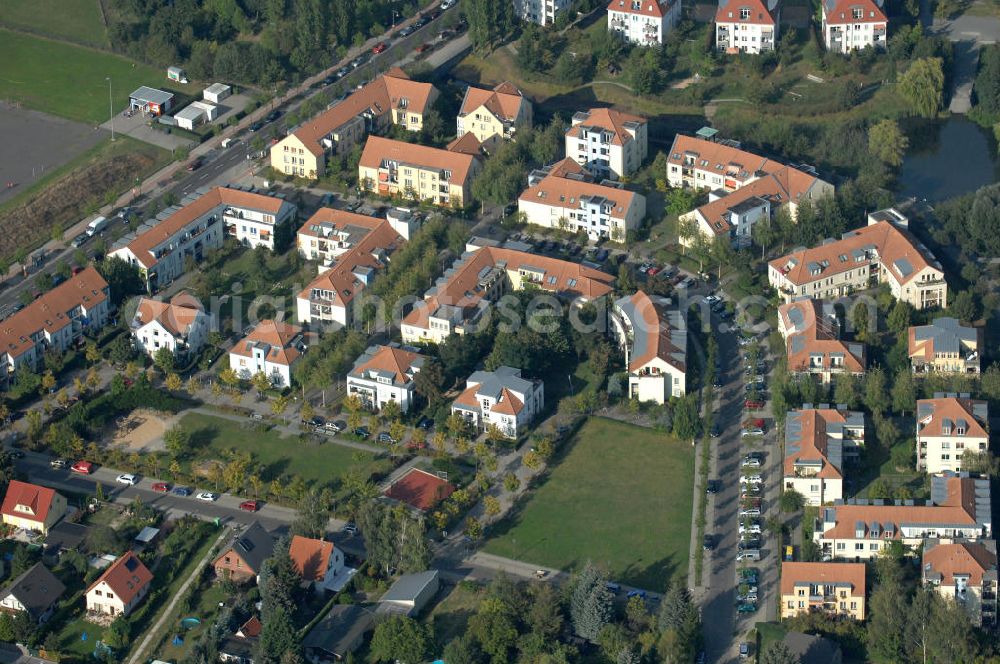 Aerial photograph Berlin - Blick auf Mehrfamilienhäuser zwischen Schönerlinder Weg, der Autobahn A10 / E65, Karestraße und der Bucher Chaussee in Berlin-Karow-Nord.