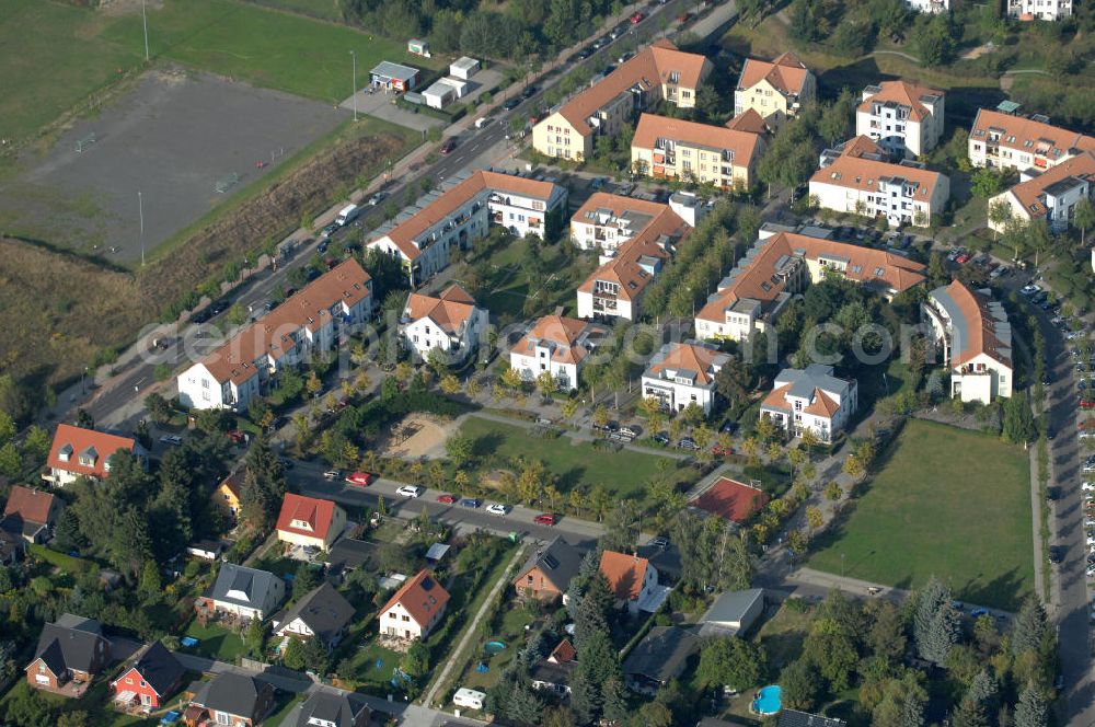 Berlin from above - Blick auf Mehrfamilienhäuser zwischen Schönerlinder Weg, der Autobahn A10 / E65, Karestraße und der Bucher Chaussee in Berlin-Karow-Nord.