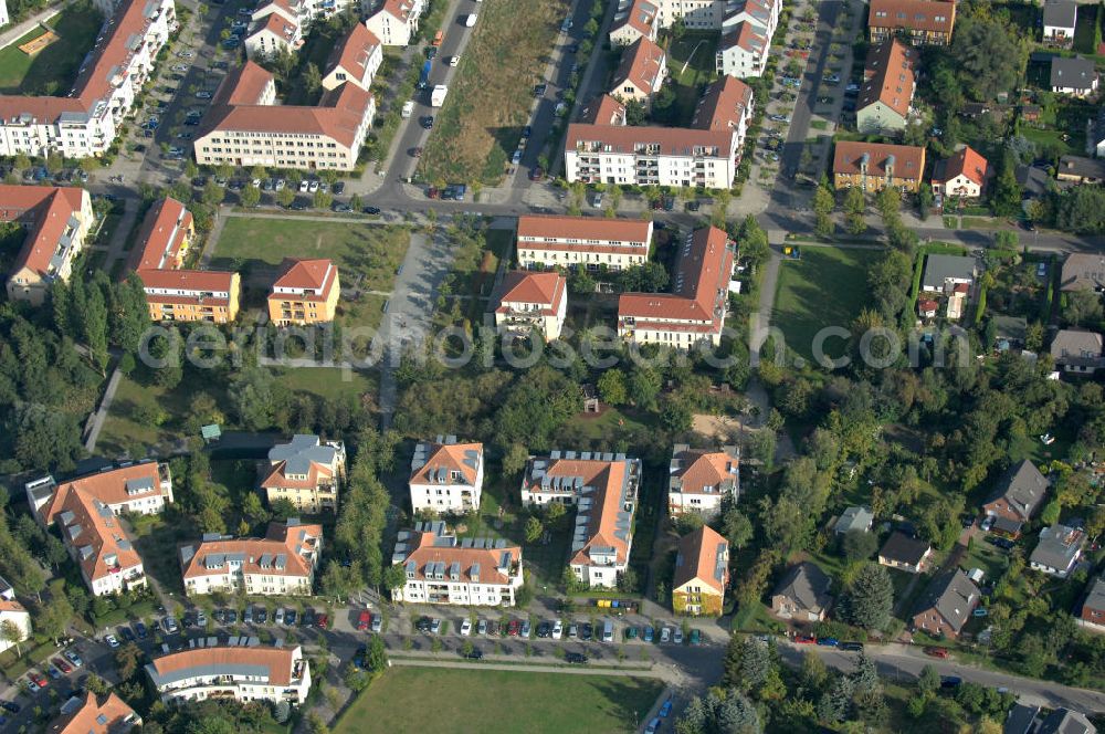 Berlin from the bird's eye view: Blick auf Mehrfamilienhäuser zwischen Schönerlinder Weg, der Autobahn A10 / E65, Karestraße und der Bucher Chaussee in Berlin-Karow-Nord.