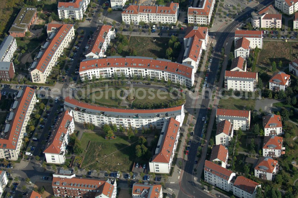 Berlin from above - Blick auf Mehrfamilienhäuser zwischen Schönerlinder Weg, der Autobahn A10 / E65, Karestraße und der Bucher Chaussee in Berlin-Karow-Nord.