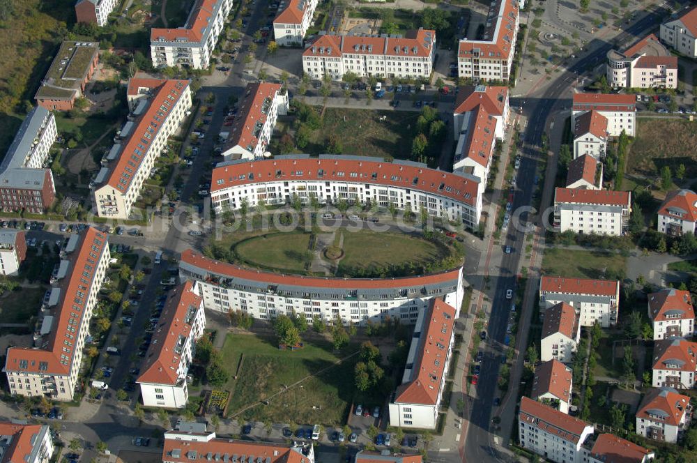 Berlin from the bird's eye view: Blick auf Mehrfamilienhäuser zwischen Schönerlinder Weg, der Autobahn A10 / E65, Karestraße und der Bucher Chaussee in Berlin-Karow-Nord.