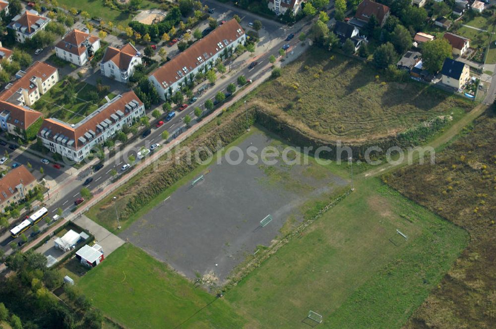 Aerial photograph Berlin - Blick auf Mehrfamilienhäuser zwischen Schönerlinder Weg, der Autobahn A10 / E65, Karestraße und der Bucher Chaussee in Berlin-Karow-Nord.