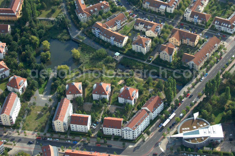 Berlin from above - Blick auf Mehrfamilienhäuser zwischen Schönerlinder Weg, der Autobahn A10 / E65, Karestraße und der Bucher Chaussee in Berlin-Karow-Nord.