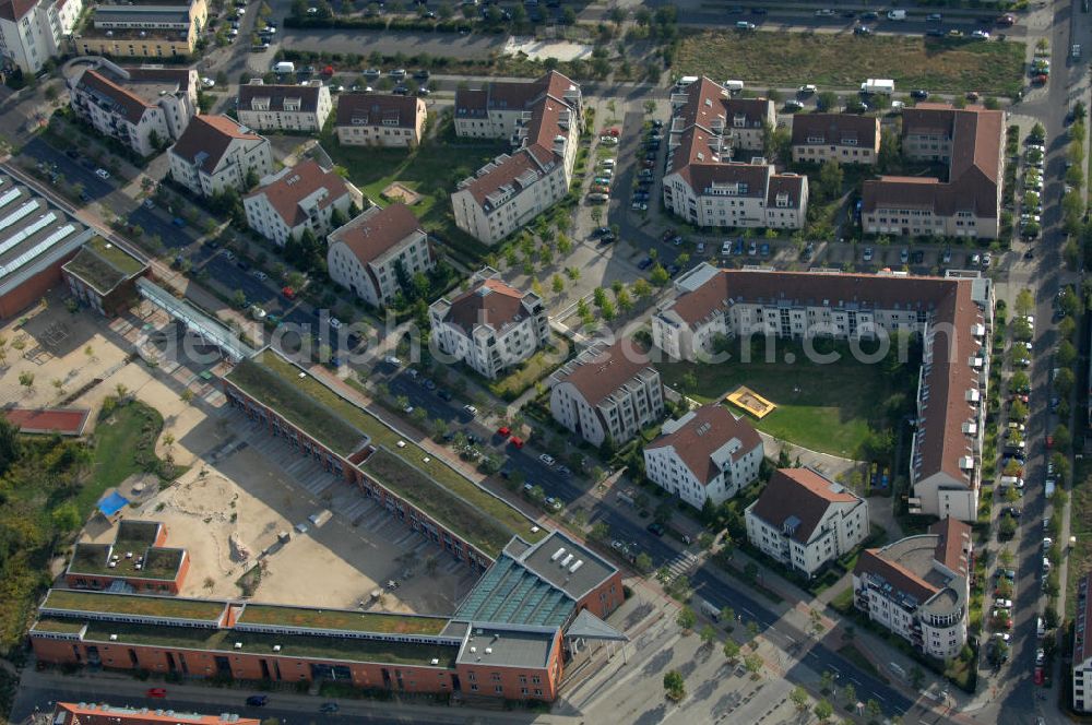 Berlin from the bird's eye view: Blick auf Mehrfamilienhäuser zwischen Schönerlinder Weg, der Autobahn A10 / E65, Karestraße und der Bucher Chaussee in Berlin-Karow-Nord.