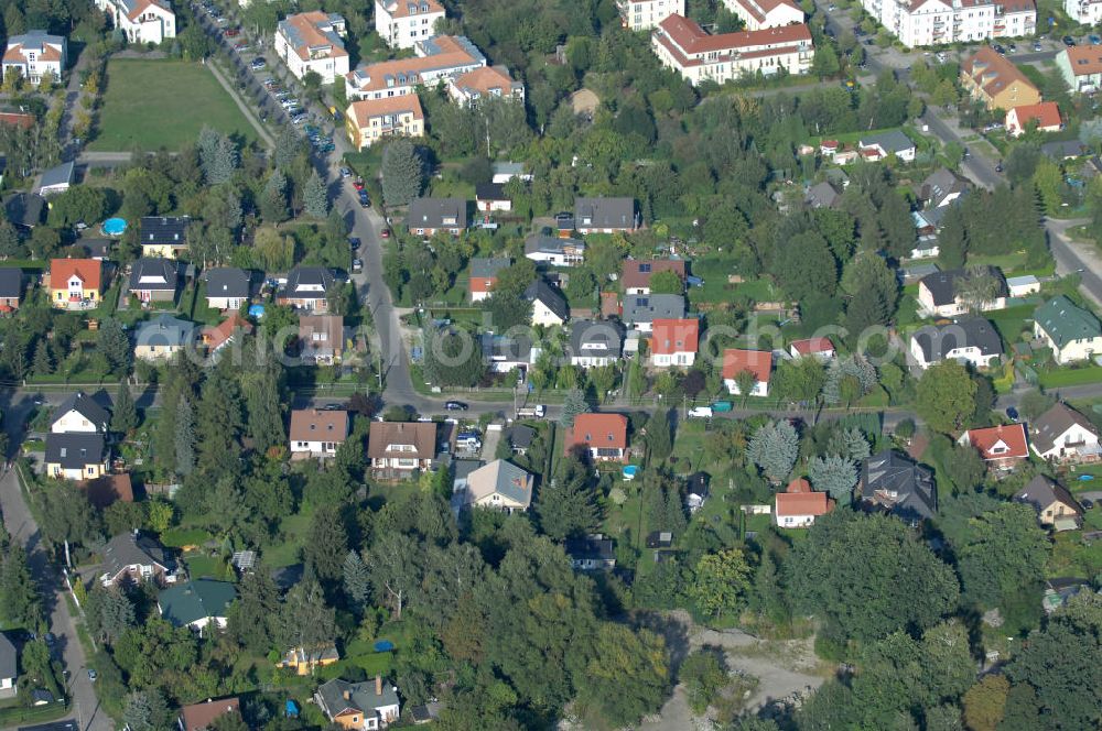 Berlin from the bird's eye view: Blick auf Einfamilienhäuser zwischen Schönerlinder Weg, Alt-Karow, Bahnhofstraße und Hubertusdamm in Berlin-Karow.