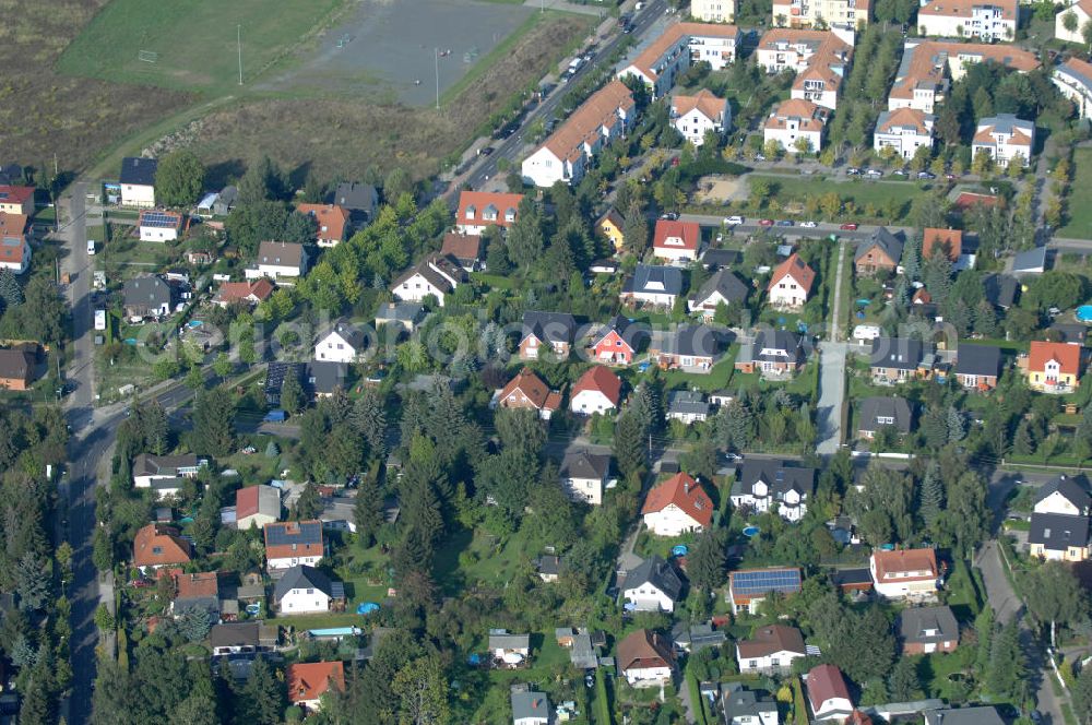 Aerial photograph Berlin - Blick auf Einfamilienhäuser zwischen Schönerlinder Weg, Alt-Karow, Bahnhofstraße und Hubertusdamm in Berlin-Karow.