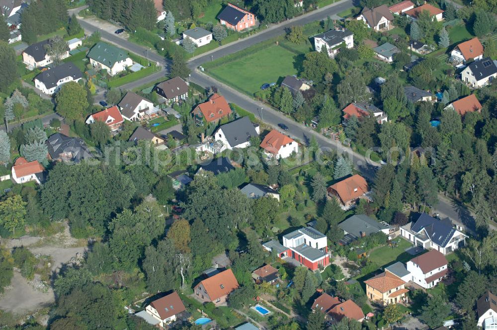 Berlin from above - Blick auf Einfamilienhäuser zwischen Schönerlinder Weg, Alt-Karow, Bahnhofstraße und Hubertusdamm in Berlin-Karow.